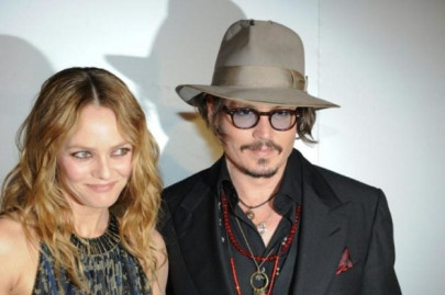 johnny depp s ex defends the actor calls him non violent johnny depp s ex defends the actor calls him non violent