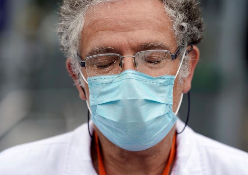 a member of the staff from la paz hospital reacts after two minutes of silence for health workers that died of covid 19 amid the coronavirus disease covid 19 outbreak in madrid spain may 14 2020 photo reuters