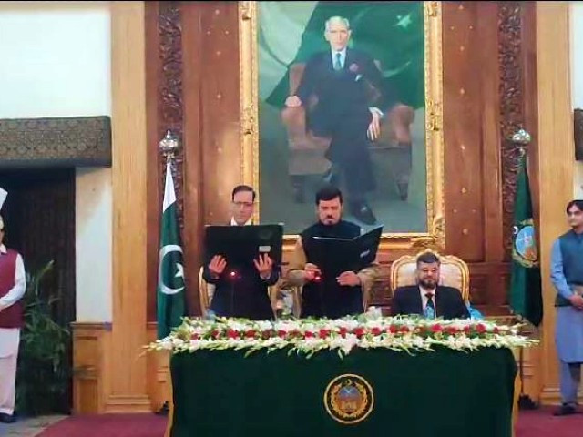 haji ghulam ali the governor of k p administered the oath to ustice retd arshad hussain shah during a ceremony in peshawar screengrab