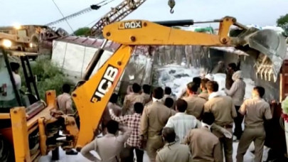 caught in india s lockdown 23 migrants die in truck crash going home caught in india s lockdown 23 migrants die in truck crash going home