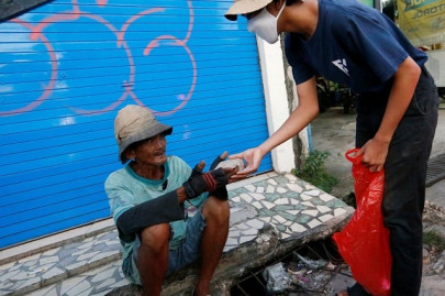 indonesians act to feed poor as lockdown hits daily wage earners indonesians act to feed poor as lockdown hits daily wage earners
