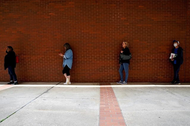 people who lost their jobs wait in line to file for unemployment benefits following an outbreak of the coronavirus disease covid 19 at arkansas workforce center in fort smith arkansas us april 6 2020 photo reuters people who lost their jobs wait in line to file for unemployment benefits following an outbreak of the coronavirus disease covid 19 at arkansas workforce center in fort smith arkansas us april 6 2020 photo reuters