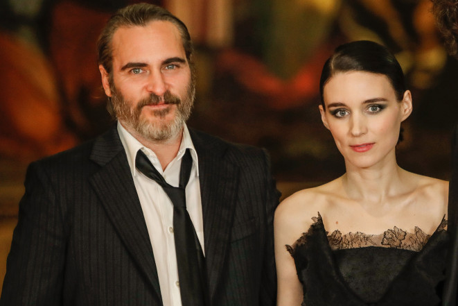 joaquin phoenix expecting first child with rooney mara