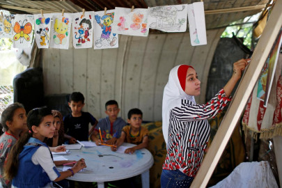 gaza teenage girl teaches neighbourhood children during school closure gaza teenage girl teaches neighbourhood children during school closure