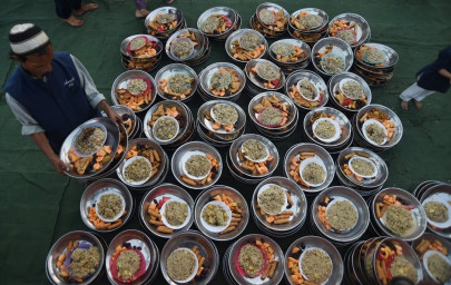 iftar spreads deprived of samosas pakoras iftar spreads deprived of samosas pakoras