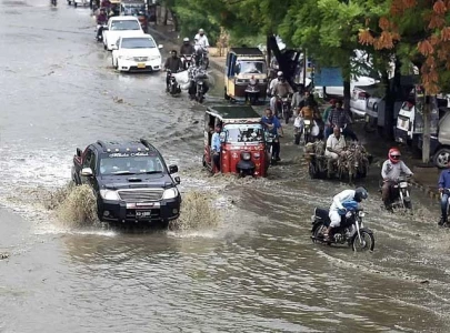 rains hit karachi as cyclone threat looms