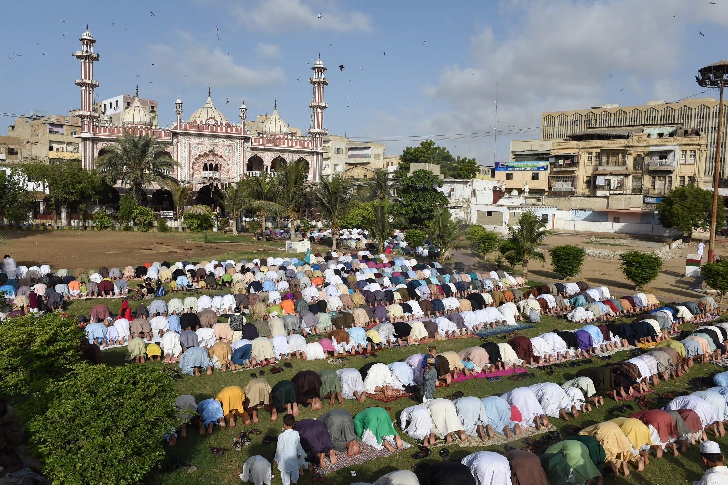 karachiites ignore eid health advisory