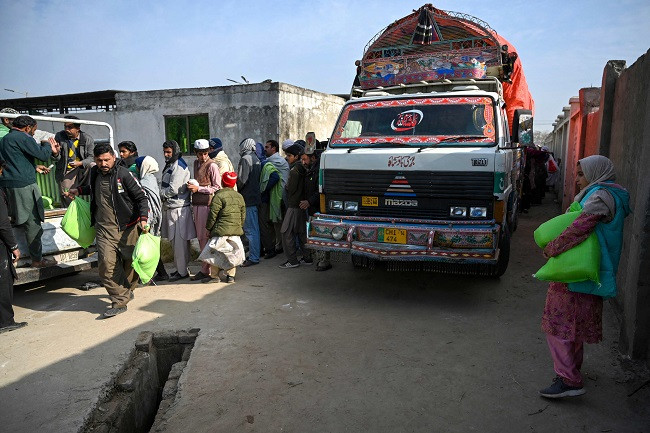 people queue up to buy flour in the federal capital photo afp