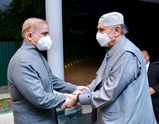 ppp co chairman asif ali zardari shakes hand with prime minister shehbaz sharif photo app ppp co chairman asif ali zardari shakes hand with prime minister shehbaz sharif photo app