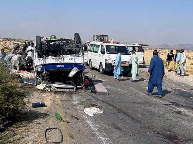 rescuers gather at the bomb blast site in bolan district photo app rescuers gather at the bomb blast site in bolan district photo app