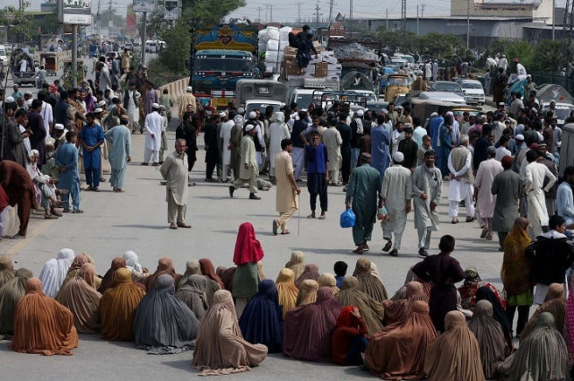 a large number of people including women block a road in protest against the non availability of free wheat flour in peshawar photo ppi a large number of people including women block a road in protest against the non availability of free wheat flour in peshawar photo ppi