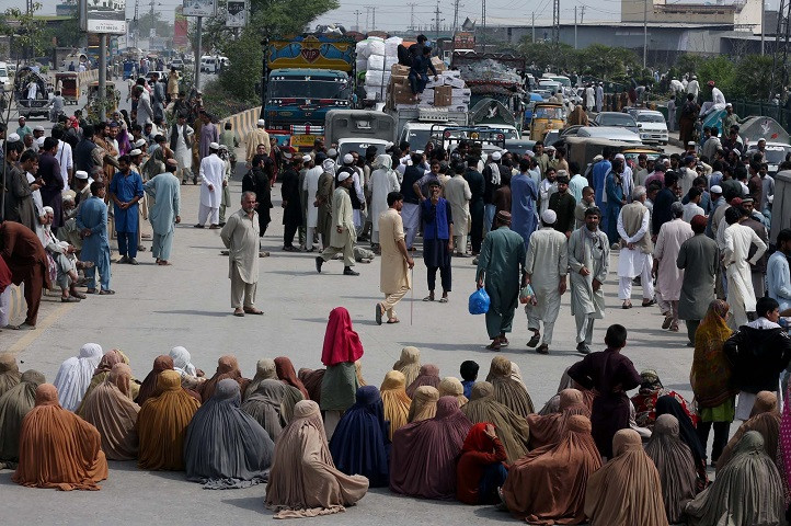 a large number of people including women block a road in protest against the non availability of free wheat flour in peshawar photo ppi