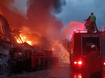 two factories gutted in new karachi