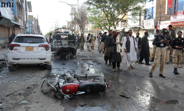 police officials examine the site of a bomb blast in quetta photo nni police officials examine the site of a bomb blast in quetta photo nni