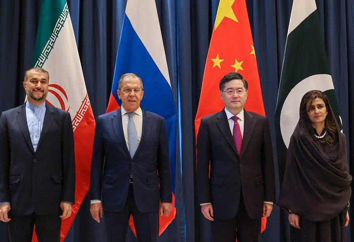 iran s foreign minister hossein amir abdollahian russian foreign minister sergei lavrov china s foreign minister qin gang and minister of state for foreign affairs hina rabbani khar pose for a group photograph during their meeting in samarkand photo afp