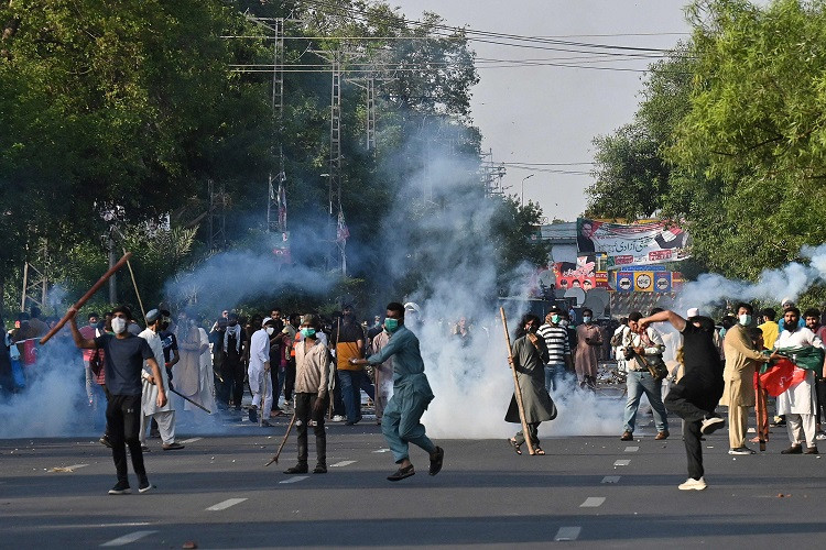 pti supporters clash with police during a protest against imran s arrest in lahore photo afp