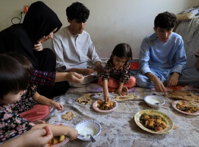 pakistan to let humanitarian aid into afghanistan