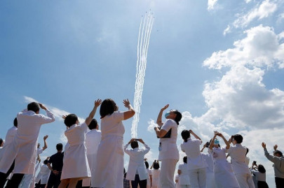 japan air force pilots fly over tokyo to salute medical workers japan air force pilots fly over tokyo to salute medical workers