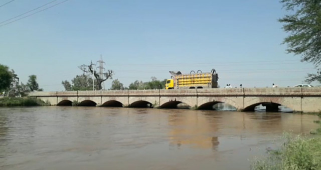 historic chichawatni bridge on brink of collapse