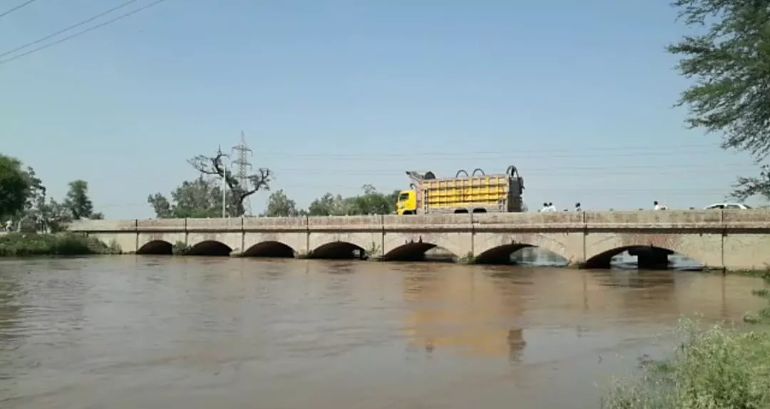 historic chichawatni bridge on brink of collapse historic chichawatni bridge on brink of collapse