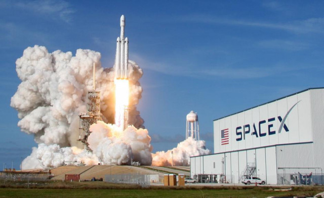 a spacex falcon heavy rocket lifts off from historic launch pad 39 a at the kennedy space center in cape canaveral florida us february 6 2018 photo reuters a spacex falcon heavy rocket lifts off from historic launch pad 39 a at the kennedy space center in cape canaveral florida us february 6 2018 photo reuters