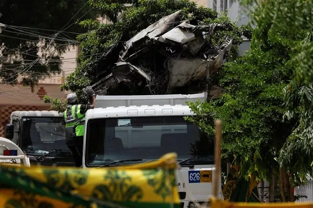 a worker gestures as the truck is loaded with the wreckage of the crashed pakistan international airlines 039 pk8303 plane in karachi pakistan may 28 2020 reuters akhtar soomro a worker gestures as the truck is loaded with the wreckage of the crashed pakistan international airlines 039 pk8303 plane in karachi pakistan may 28 2020 reuters akhtar soomro