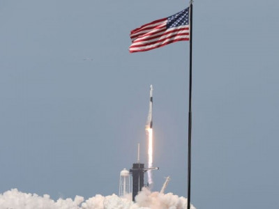 spacex launches 60 internet satellites into orbit