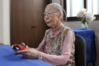 gamer grandma 90 year old mori stretches fingers daily to keep them console ready gamer grandma 90 year old mori stretches fingers daily to keep them console ready