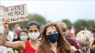 uk protesters topple slave trader statue uk protesters topple slave trader statue