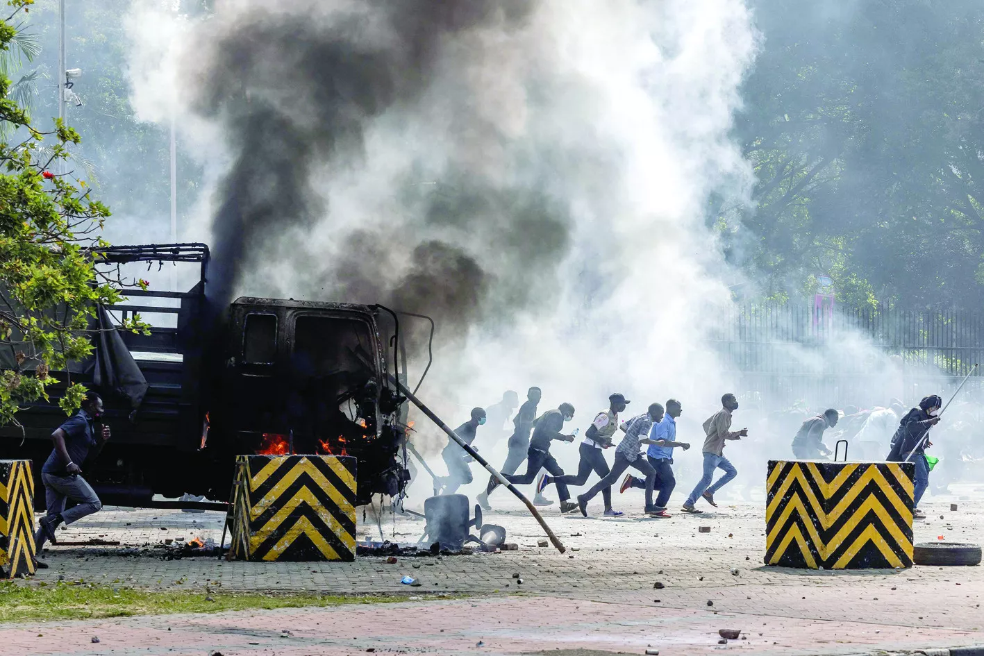 protesters torch kenya parliament protesters torch kenya parliament
