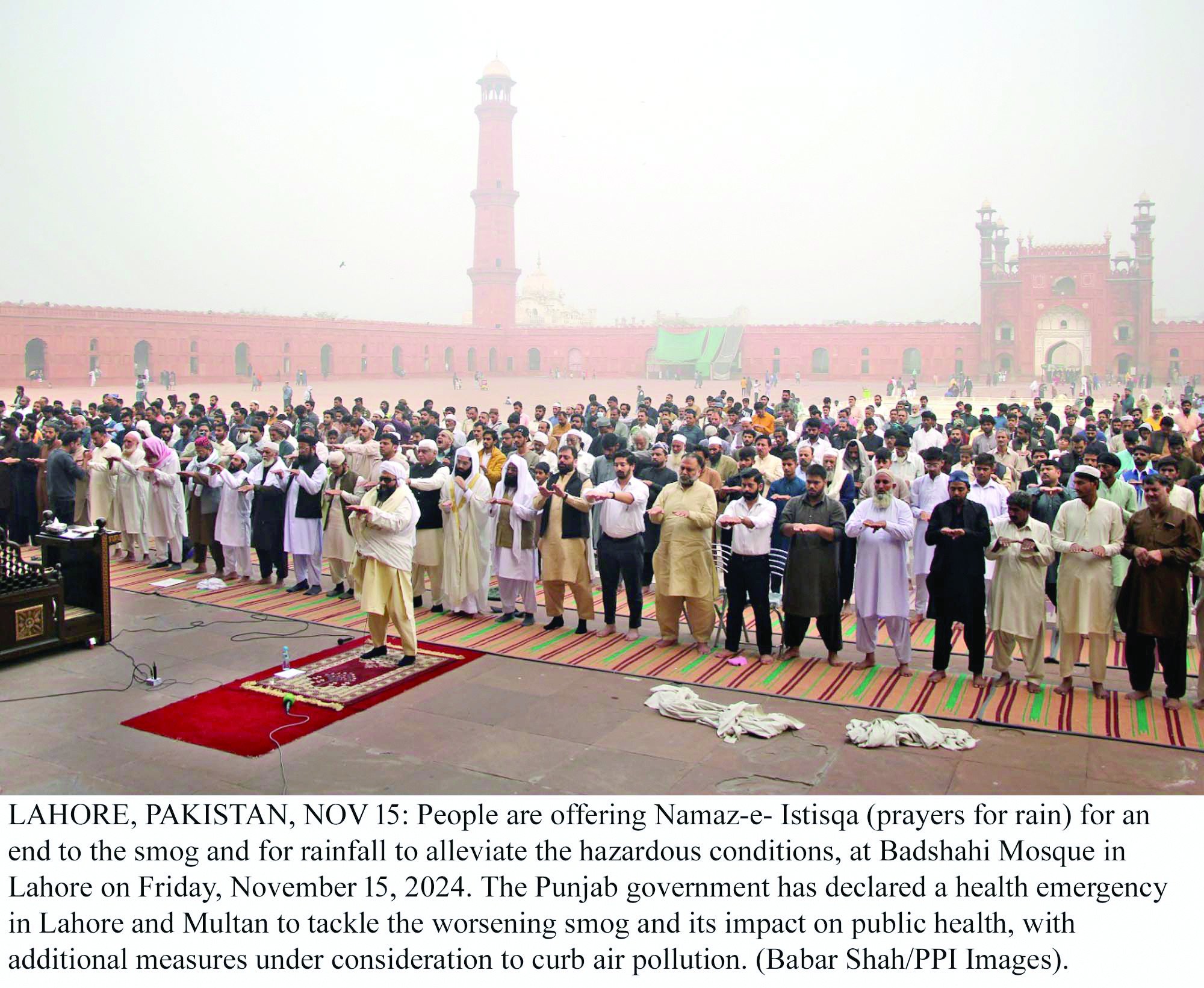 people offer salat al istisqa prayers for rain at badshahi mosque in lahore photo ppi