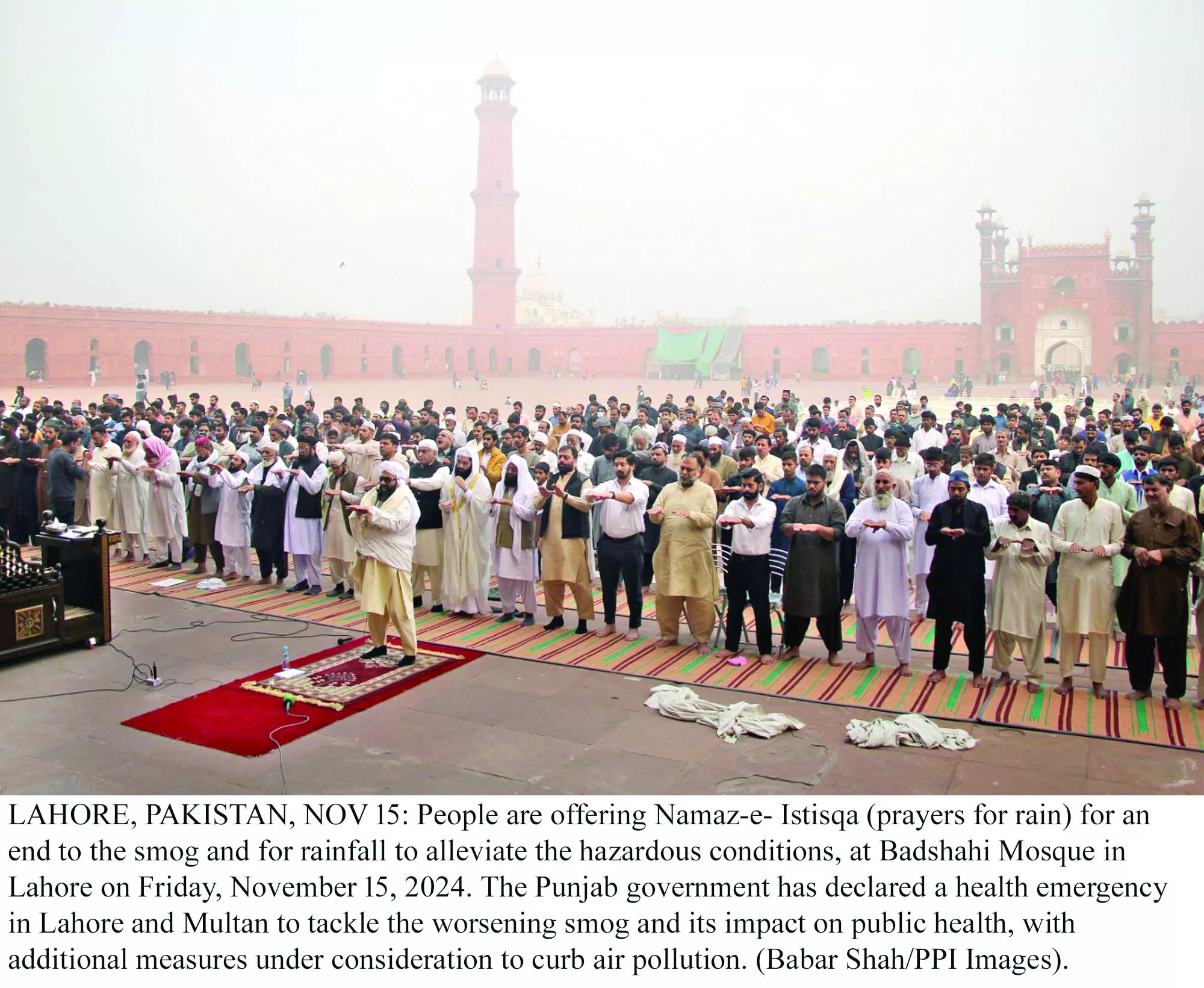people offer salat al istisqa prayers for rain at badshahi mosque in lahore photo ppi people offer salat al istisqa prayers for rain at badshahi mosque in lahore photo ppi