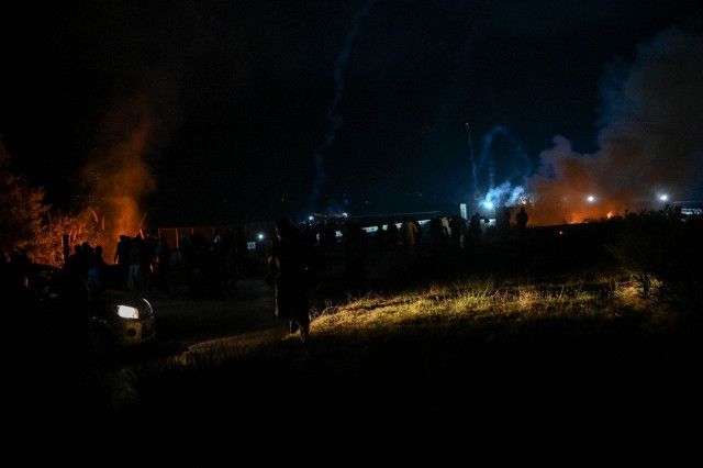 pti convoys enter islamabad amid violent clashes with police pti convoys enter islamabad amid violent clashes with police