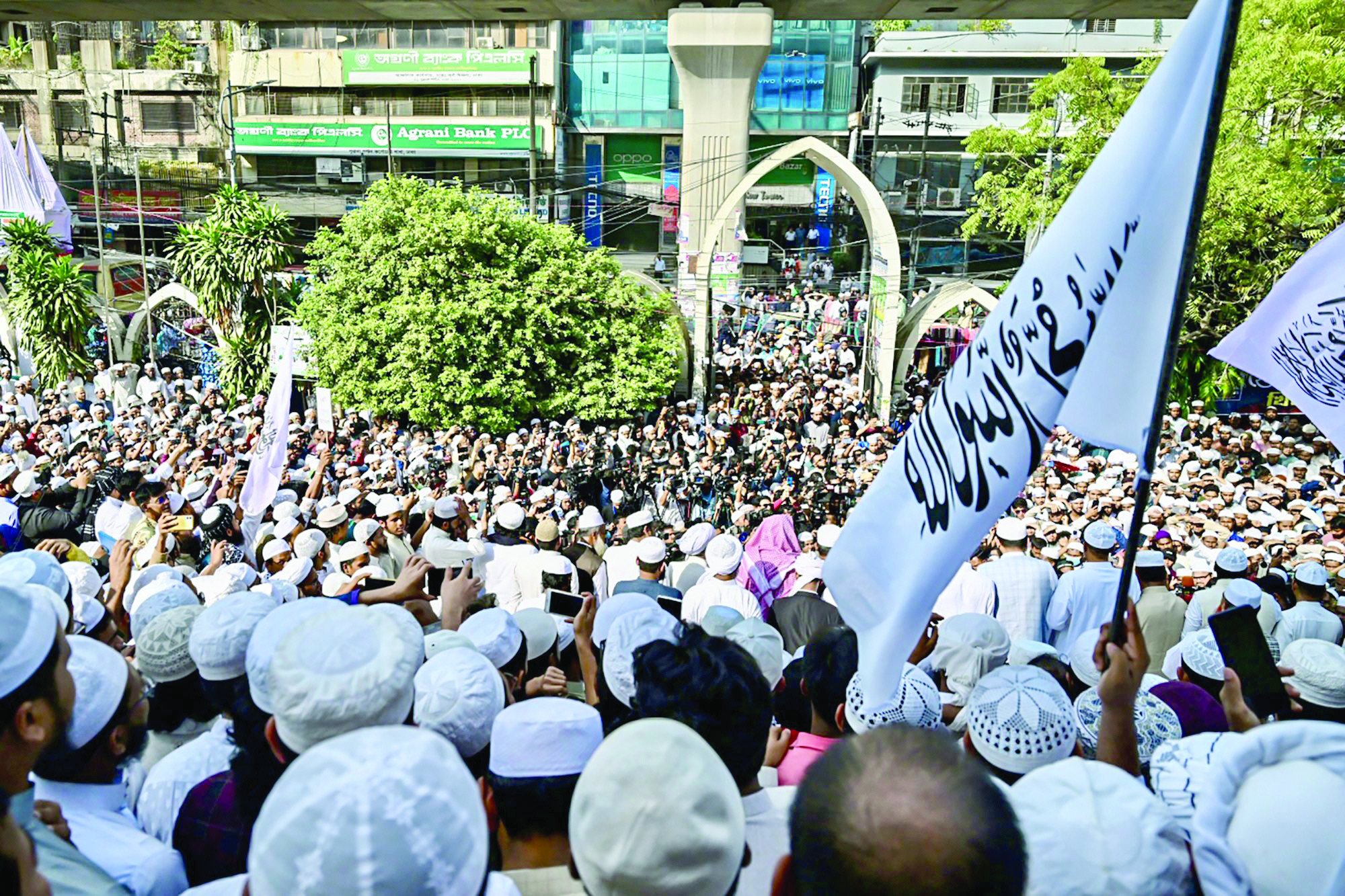 members of hefazat e islam a collective of islamic seminaries gather during a rally in chattogram photo afp