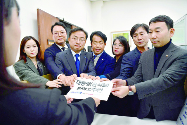 lawmakers submit an impeachment motion of south korean president yoon suk yeol at the national assembly in seoul photo reuters lawmakers submit an impeachment motion of south korean president yoon suk yeol at the national assembly in seoul photo reuters