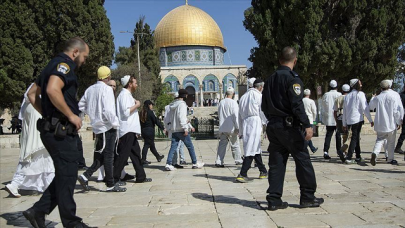 dozens of settlers storm jerusalem s al aqsa complex dozens of settlers storm jerusalem s al aqsa complex