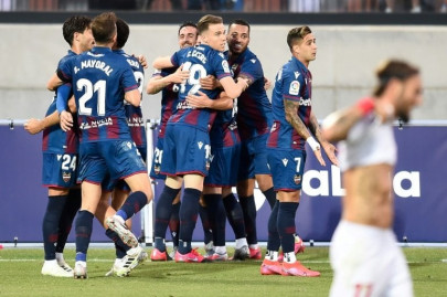 late own goal sees sevilla stutter in champions league chase late own goal sees sevilla stutter in champions league chase