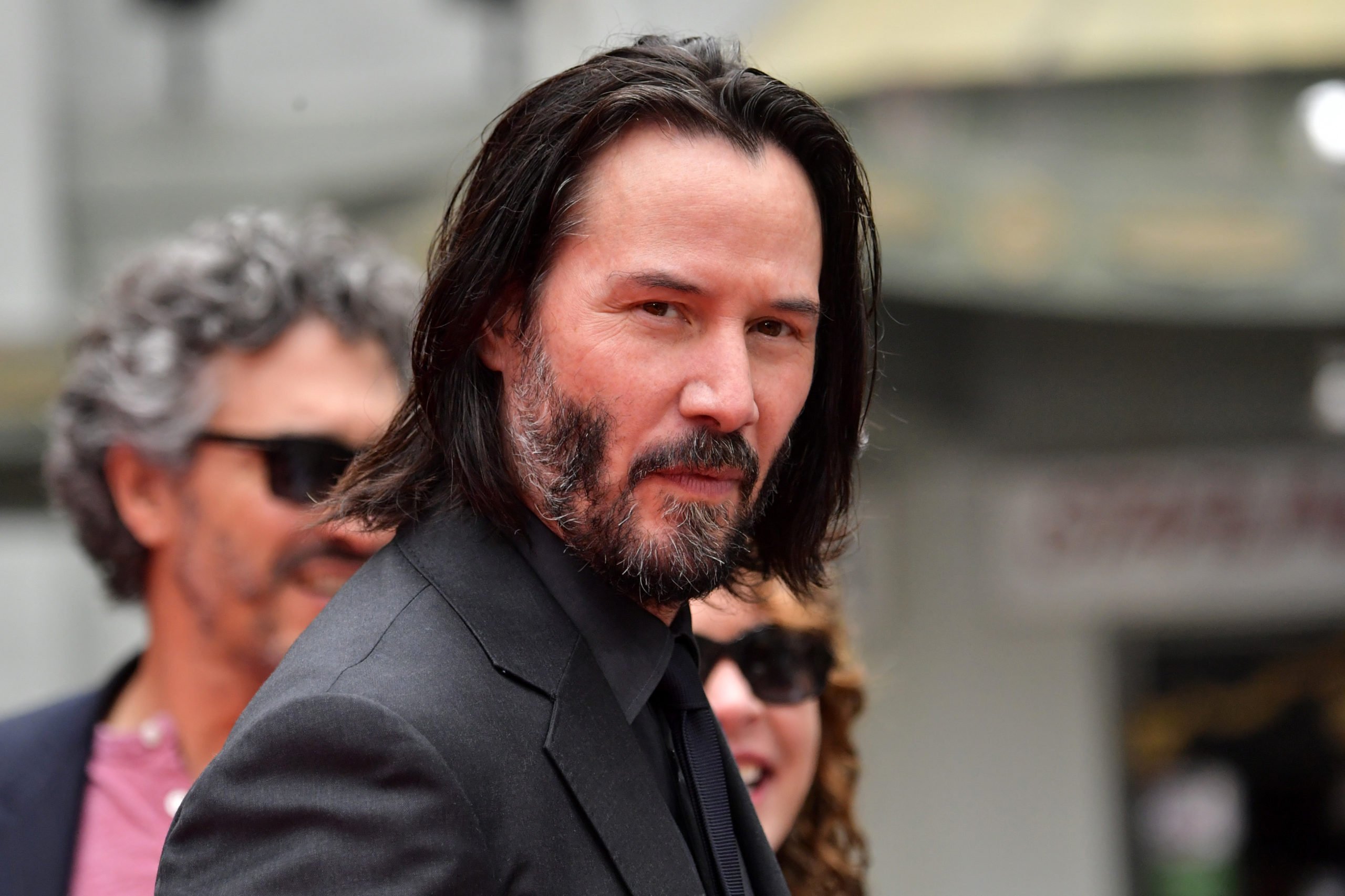 keanu reeves offers virtual date for charity