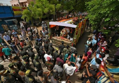 indians hold funerals for soldiers killed at china border indians hold funerals for soldiers killed at china border