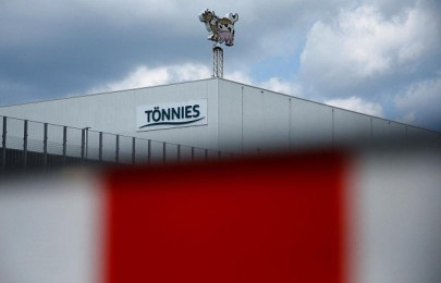 german coronavirus outbreak at abattoir infects more than 1 000