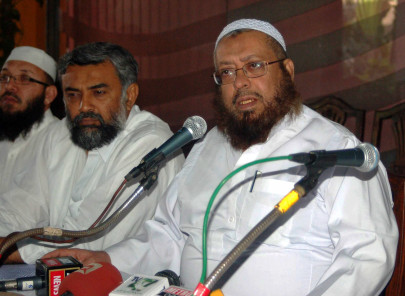 mufti naeem laid to rest in jamia binoria cemetery