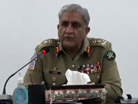 army chief visits pakistan navy war college in lahore lays floral wreath at yadgar e shuhada screengrab