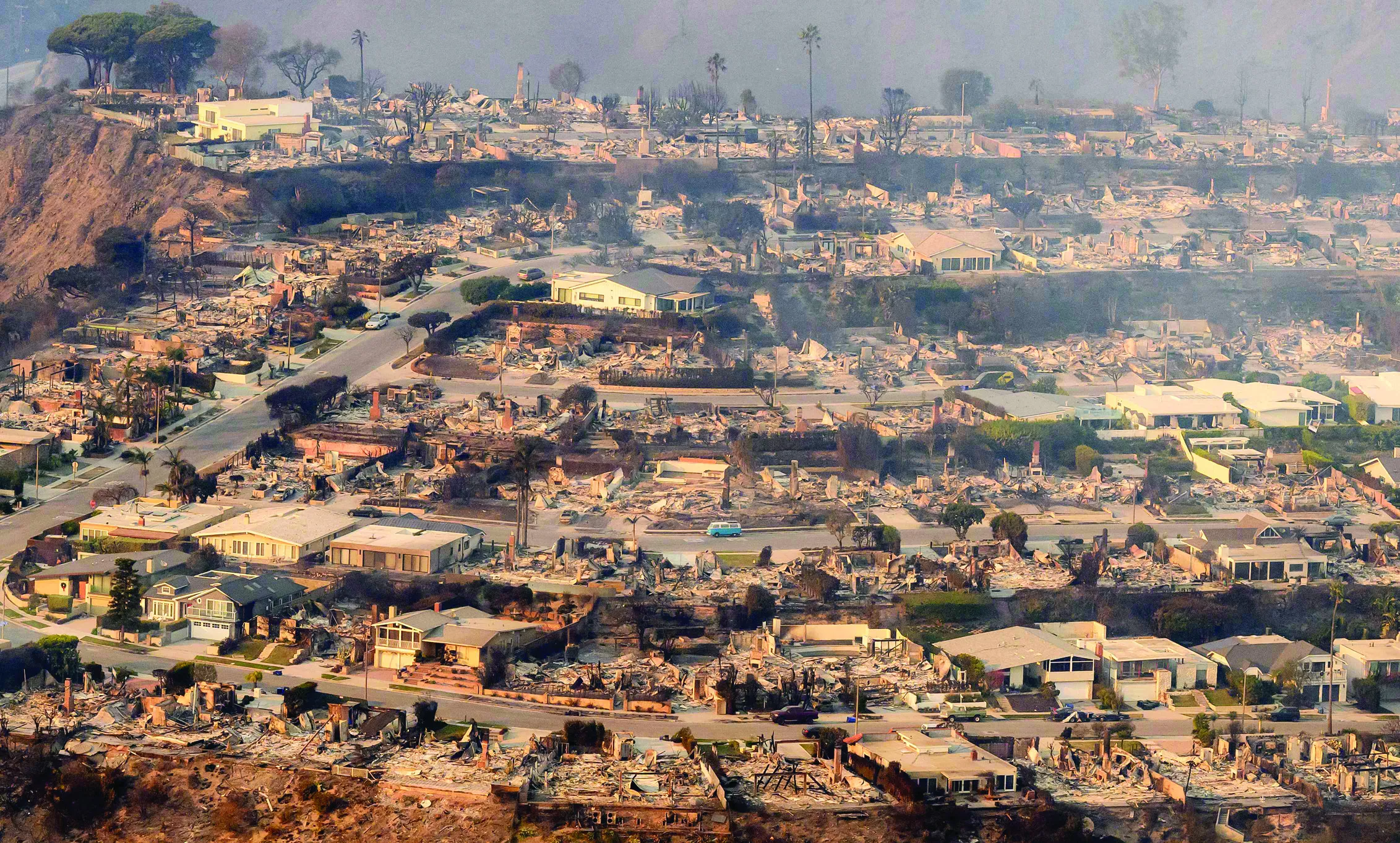 wind lull offers hope in los angeles fires wind lull offers hope in los angeles fires