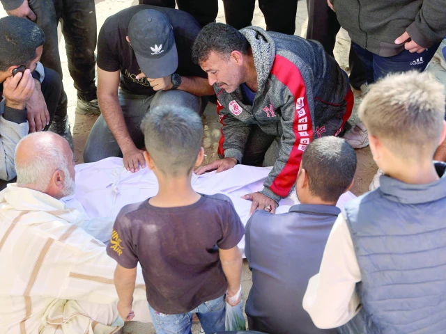 people mourns the death of one of the victims of israeli bombardment in beit lahia gaza strip photo afp people mourns the death of one of the victims of israeli bombardment in beit lahia gaza strip photo afp