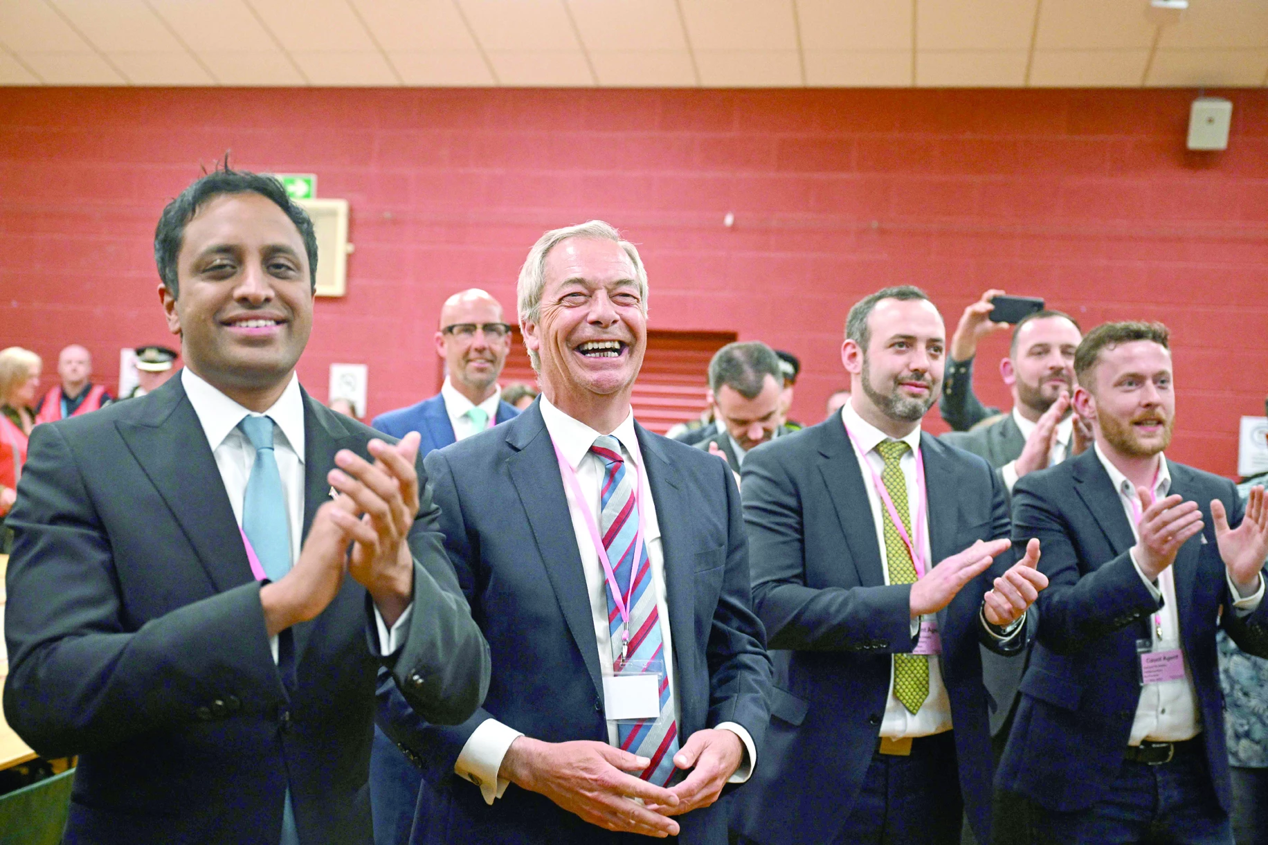 nigel farage c leader of the reform uk party celebrates the victory of sarah pochin the party s candidate in the runcorn helsby by election at the dcbl stadium in widnes north west england photo afp nigel farage c leader of the reform uk party celebrates the victory of sarah pochin the party s candidate in the runcorn helsby by election at the dcbl stadium in widnes north west england photo afp