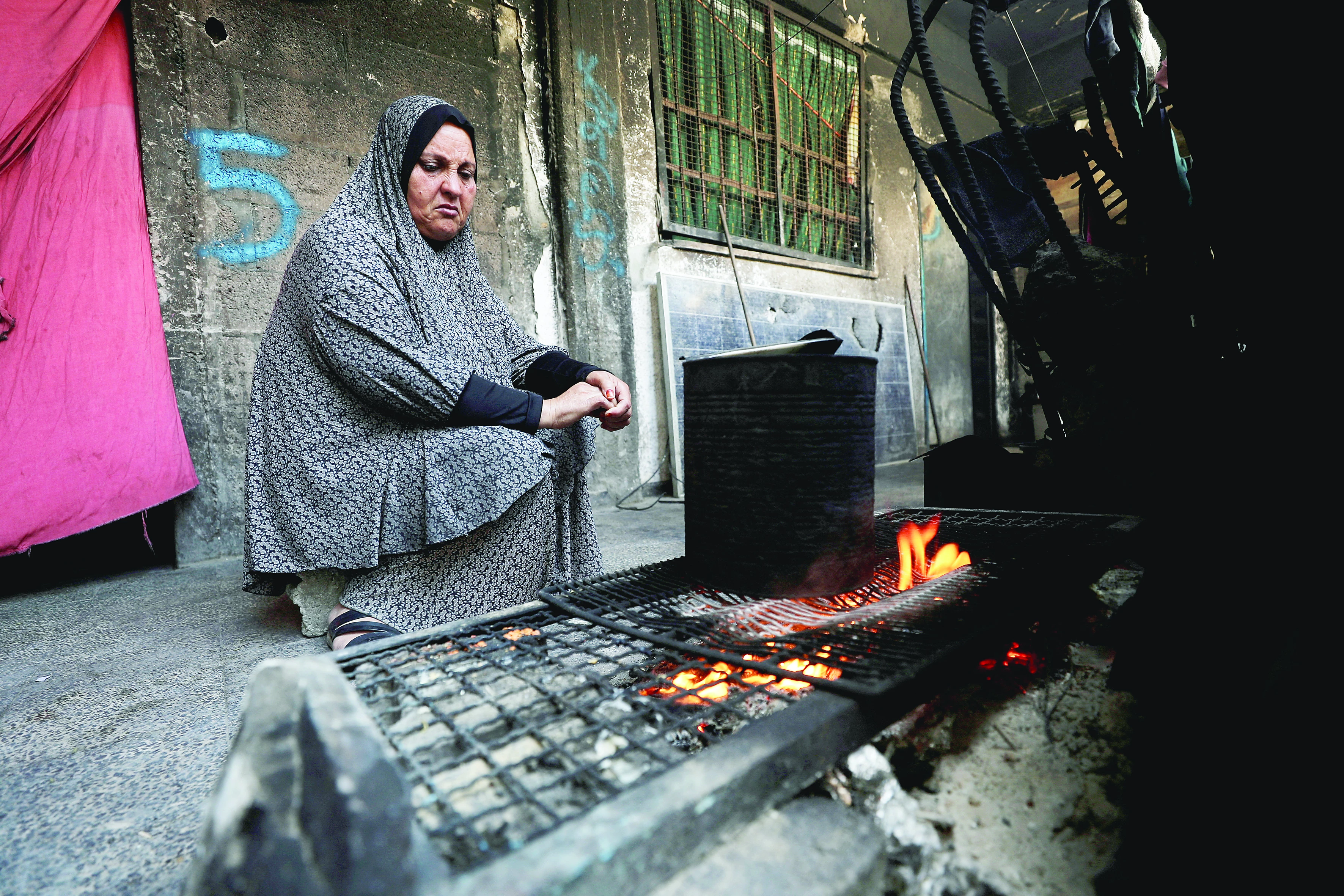a woman cooks as she shelters in an unrwa affiliated school in jabalia refugee camp gaza photo reuters a woman cooks as she shelters in an unrwa affiliated school in jabalia refugee camp gaza photo reuters