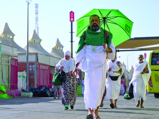 pilgrims make their way to mina as saudi authorities ratchet up heat protection measures photo reuters pilgrims make their way to mina as saudi authorities ratchet up heat protection measures photo reuters