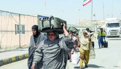 pakistanis carrying their belongings walk across the pakistan iran border after in taftan photo afp