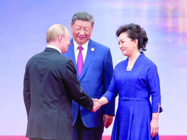 russia s president vladimir putin chinese president xi jinping and his wife peng liyuan attend a welcoming ceremony of the shanghai cooperation organization sco summit in tianjin photo afp russia s president vladimir putin chinese president xi jinping and his wife peng liyuan attend a welcoming ceremony of the shanghai cooperation organization sco summit in tianjin photo afp
