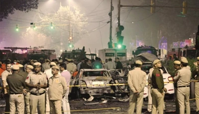 eight killed in mysterious car blast near delhi s red fort
